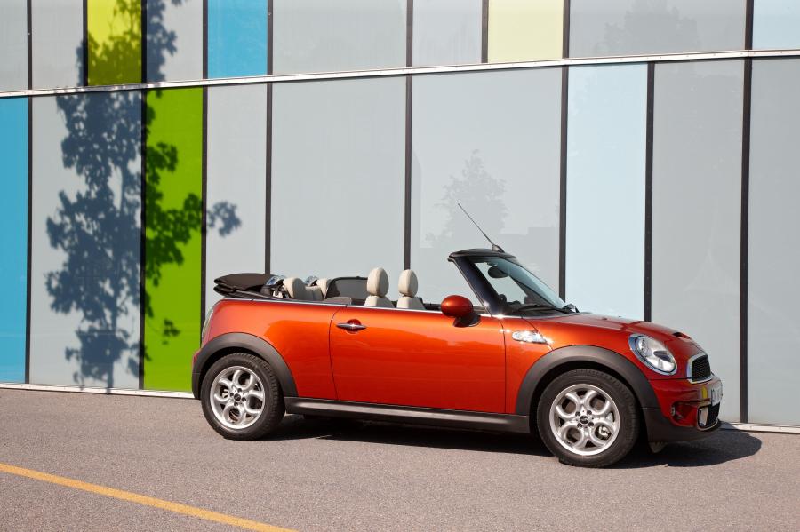  Mini Cooper S Cabrio 2011 года  (фото 16 из 19)